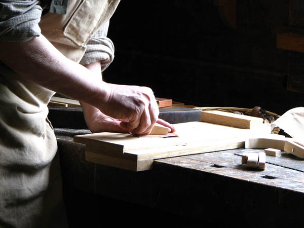 Somos una empresa dedicada a la<strong> carpinterÃ­a de madera y a la ebanisterÃ­a</strong>, contamos con una  amplia <strong>experiencia</strong> en el sector fruto de la<strong> herencia  familiar</strong> y la <strong>formaciÃ³n</strong> constante, asÃ­ como de  la <strong>dedicaciÃ³n</strong>.